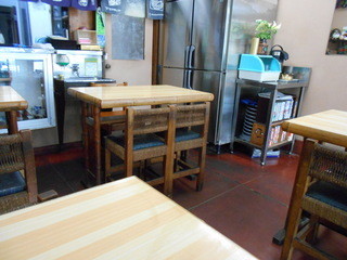 Suzukiya - テーブル席４卓程の狭い店内