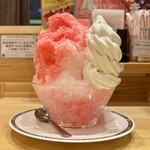 コメダ珈琲店 - 料理写真:「もも太郎氷 ミニ」（590円）に、「ソフトクリーム」（120円）をトッピング