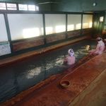 Kagai Onsen Ichiyokan - 休憩室から内風呂には直接かいだんで降りれます。食事の後にまた一風呂。