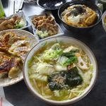 Kagai Onsen Ichiyokan - 柳町食堂から取った出前（五目ラーメン、かつ丼、ギョーザ、モツ煮）