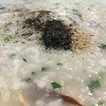 본비빔밥 - 真っ白なビジュアルにシイタケと黒ゴマ。中から少し小ぶりな牡蠣様が5～6個出てきますのでCP的にはあり！