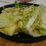 イタリア食堂amico - キャベツのアンチョビガーリックボリューム鉄板炒め