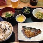 おいでませ - 2015/4/25の昼ごはん、定食の塩サバ。ごま塩ごはん、味噌汁、タクアン、タケノコの木の芽和え、かき揚げで、¥500。
