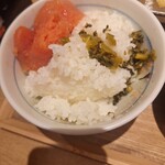 博多天麩羅 あげてんや - お代わりしたご飯に明太子、からし高菜を乗せて