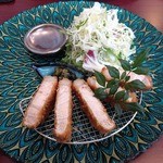鹿児島産茶美豚ロースカツ定食（1000円)のカツ