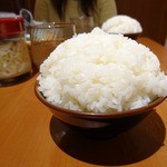 壱角家 - 「壱角家・南池袋店」小ライス用の器にご飯山盛りはお得感のある100円(税込み)