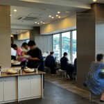 東横INN - 左手にバイキングと席