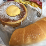 ジャーマンベーカリー - ホットケーキの様なパン？
            塩パン
