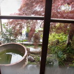 珈琲日和 - ソファ席からのお庭の眺め