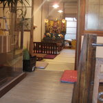 珈琲日和 - ソファ席から奥を（端午の節句が近いので五月人形が）