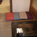 珈琲日和 - 火鉢を囲む座布団席