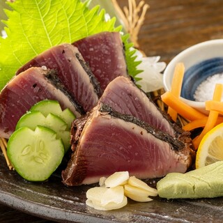 季節に応じた鮮魚や、本場高知の藁焼きタタキもございます。