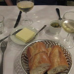 ブション - バター・オリーブ・パンと白ワインでスタート