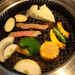 神戸屋 - 野菜盛り合わせ626円と焼いています、
