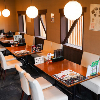 宴会から気楽なご利用まで、幅広くお楽しみいただける店内