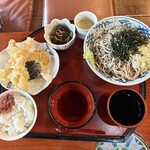 そばの矢車 - 普通のランチの天ぷらとお蕎麦のセット　海老天は2本、お蕎麦は大盛、ご飯の量も多い。
