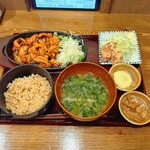 炭火焼干物食堂 しんぱち食堂 - 鶏生姜焼き定食並、熟成玄米小盛、あおさの味噌汁、小鉢の鶏から揚げ1個