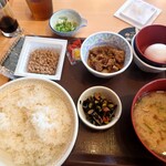 すき家 - 料理写真:牛たまかけ定食（ごはん大盛り）とん汁変更、納豆