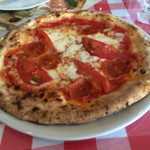 ラ・バルケッタ - ペパロニサラミとトマトのピザ