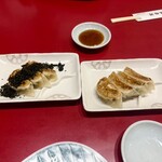 豚珍行 - 黒餃子、白餃子