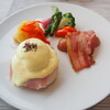 レストランKEI - エッグベネディクト、リヨネーズポテト、ソーセージとベーコン、温野菜