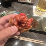YORONIKU TOKYO AZABUDAIHILLS - ユッケをブルスケッタにのせてカリカリとユッケが同時に楽しめる