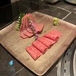 YORONIKU TOKYO AZABUDAIHILLS - 薄切りと厚切りの二つを楽しめる肉刺し