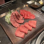 YORONIKU TOKYO AZABUDAIHILLS - 奥が薄切りロース、手前が上タン、奥の厚切りが上ハラミ。塩でいただくのでタレなしですごく美味しい