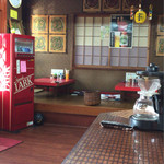 太郎 - 店内 カウンターと座敷