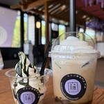 わらび餅専門店 門藤 - 右:珈琲ラテ・左:抹茶ソフト