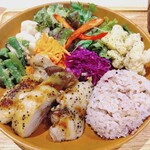 鳥〇食堂×タニタカフェ - 半分以上は彩り豊かな野菜類です