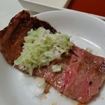 大幸園 - 「味ネギ (100円)」と一緒にお肉をくるんで食べる！