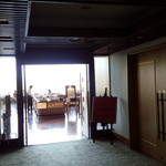 ダイニング ブルーム(軽井沢浅間プリンスホテル) - エントランスから見た店内。