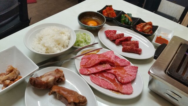 孤独のグルメ 焼肉 : å­¤ç¬ã®ã°ã«ã¡ åç¥äººéç«åçºé»æ å·å´ æ±å¤©é£ ã®ç¼èã©ã³ãã§ããã©ã³ å·± ãã - La pioggia bagnava i suoi capelli bicolore.