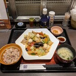 大戸屋 - 料理写真:あさりと豚肉のちゃんぽん風夏野菜炒め 1370円