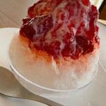 フェスタ！ - 生熟イチゴ、生熟イチゴミルクのかき氷。
かき氷の中にはカランカランアイスが入って2度楽しめます。