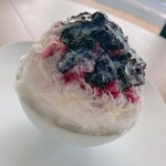 フェスタ！ - 生熟ブルーベリー、ブルーベリーミルクのかき氷。中にはカランカランアイスが入って2度楽しめます。