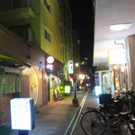 バー コパン - オレンジ通りより入る小さな飲食店通りにあります。
