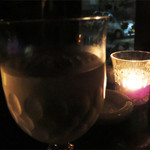 バー コパン - 店内はかなり暗いです。
テーブル席はキャンドルライトひとつです。
