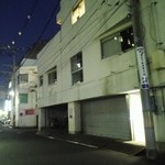 エル シロ - この先の角を左に曲がると入口