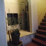 エル シロ - 入口への階段。看板はありません。