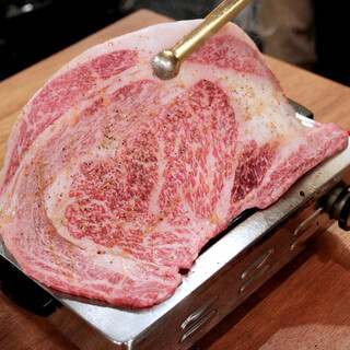 名物!!黒毛和牛のはみ出るカルビ