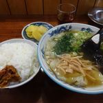 中華そば 末広 - わんたん並　具沢山のわんた１３個
      わんたん大　具沢山のわんた１７個
      鶏ガラ煮干しスープが絶品なので
      ご飯（信州味噌付き）と一緒に食べました。