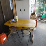 中華そば 末広 - 末広食堂外のテーブル席