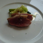 京鴨のロースト 春キャベツと九条葱 