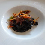 MAIN DINING by THE HOUSE OF PACIFIC - イカ墨のタリオリーニ 蛍烏賊と万願寺唐辛子 桜海老を添えて 
      