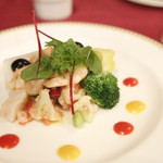 マゼランズ - シュリンプと帆立貝のマリネ、ミックスビーンズ添え