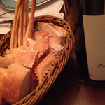 ポロとワイン - 食べすぎ注意のバケット