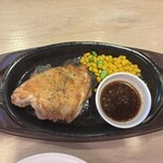 ガスト - 料理写真:ジューシー若鶏グリル、にんにく醤油ソース、758円。