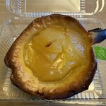サンエトワール - 料理写真:しゃきっとリンゴパイ３７８円。  りんごプレザーブとミルクバター風味のクリームを乗せて焼き上げたサクサク食感のりんごパイです。